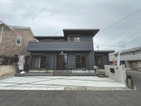 ●ヘーベルハウスの軽量鉄骨造
●角地物件
●駐車3台可能
●家具・照明付き
