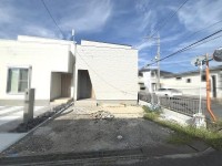 ●JR「栗東駅」徒歩19分・「守山駅」徒歩21分
●オール電化住宅
●リビング階段
●敷地南東側は水路と道路につき、隣接して建物はありません