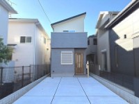 ●敷地内に4台駐車可能(車種による)
●バルコニー2ヶ所
●全居室収納有り
●東向き間口