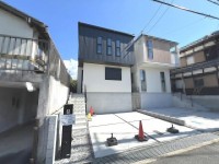 ●4LDK+ロフト
●LDK18帖、リビング階段
●リビングダイニングに床暖房あり
●前面道路幅員約6.7m
